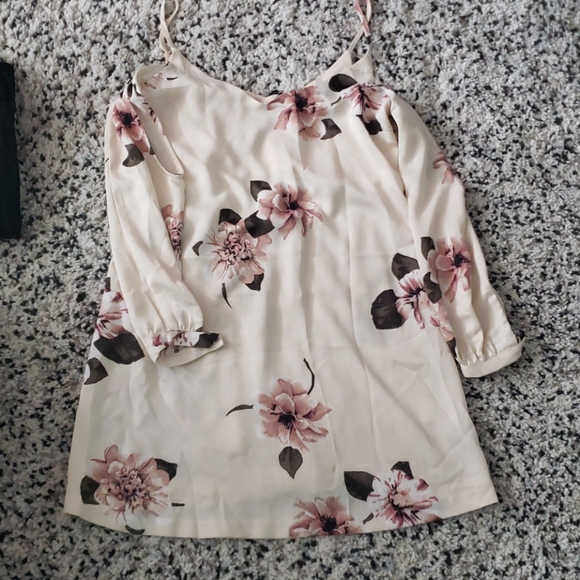 Floral off the shoulder Dress - Picture 3 of 3